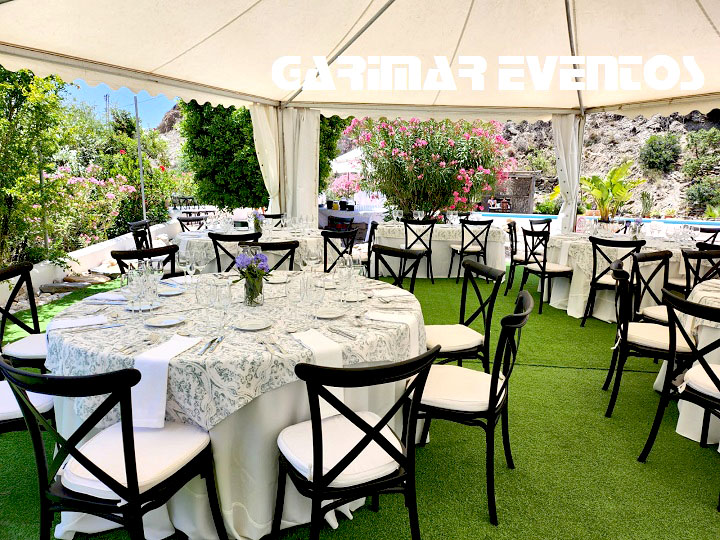 carpa con sillas crossback