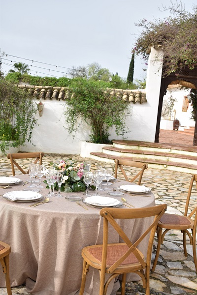 alquiler de sillas crossback de madera