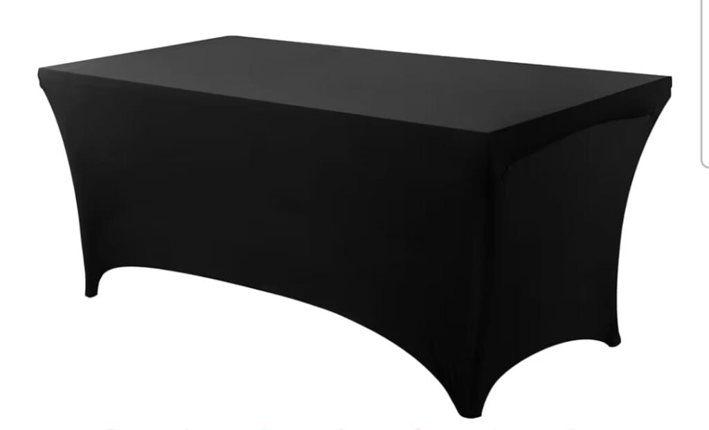 mesa rectangular con funda elastica negra.